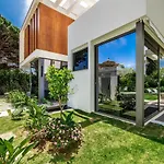 All About Villa Gladiolo